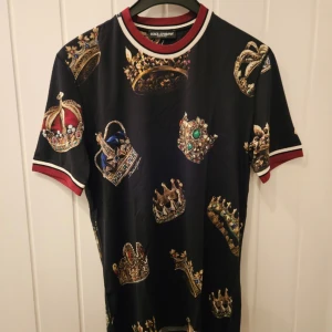 Dolce Gabbana T-shirt  - En helt ny Dolce Gabbana T-shirt som aldrig blivit använd. Storlek 52. 