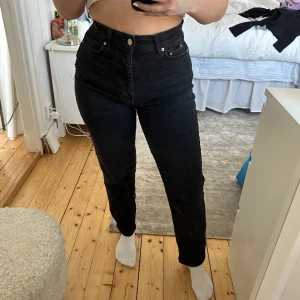 Comfy mom - Fina comfy mom jeans från Gina tricot i storlek 32 men passar även mig som är en 34/36 beroende på hur tajt man vill att de ska sitta. 