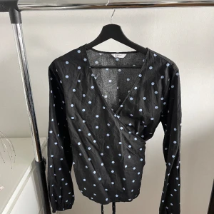 Prickig omlott-tröja  - En prickig omlott-tröja. Skulle säga att den är en liten XL. 