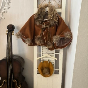 Canada goose äkta päls runt krage på cape / kappa och basker mössa - Storlek 4-6 år passar även större eftersom capen är vid i modellen. 