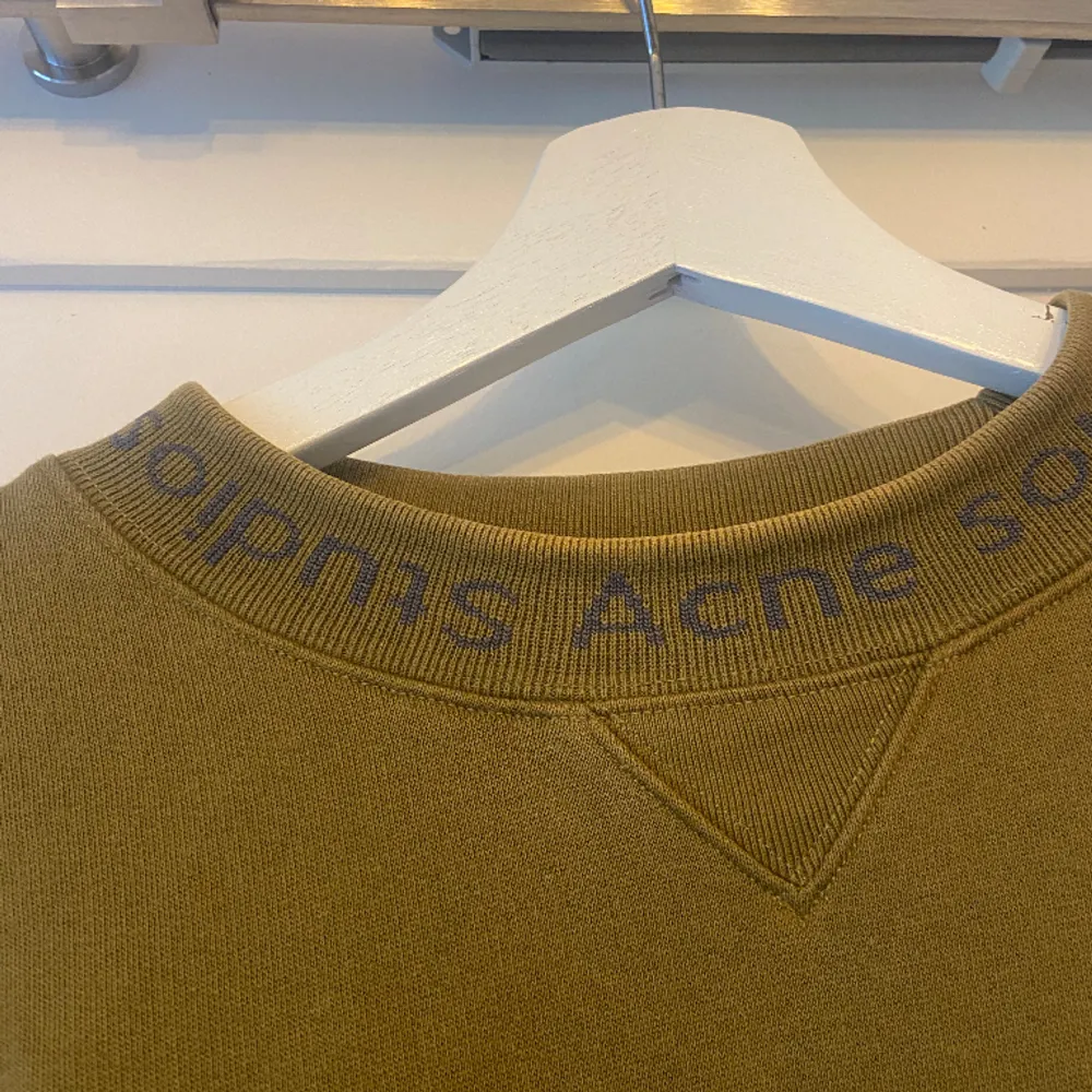 Acne tröja med några klorinfläckar. Hoodies.