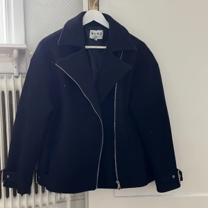 Jacka - En kappa som liknar en skinnjacka i modellen. Perfekt som vår och höstjacka! 