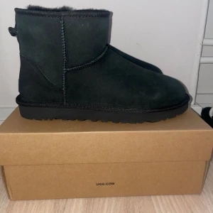 Ugg Svarta - Tja, säljer nu dessa svarta uggs i storlek 43. Dom är i nyskick och har inga skavanker. Endast testade inomhus:) Vid frågor eller funderingar är det bara att hojta till. Mvh Erik