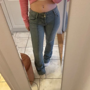 lågmidjade jeans - INTRESSEKOLL!!! lågmidjade bootcut från bershka. sjukt snygg design på benen. säljer endast vid bra pris. långa i benen! använda max 2 gånger så nyskick. kom privat för frågor!🩷