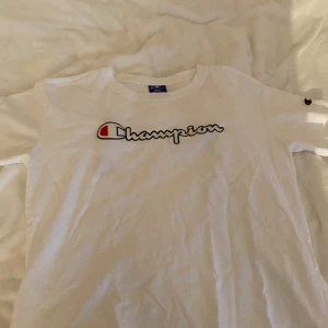 Champion tröja - Vit t-shirt från champion, rak passform. Passar S och M skulle jag säga.