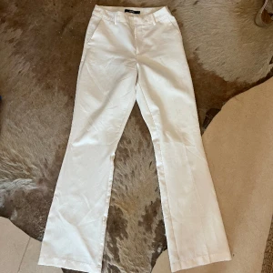 Vita kostymbyxor  - Ett par vita fina kostymbyxor från Bikbok i nyskick! 