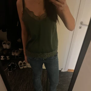 Silkes linne - Super gulligt mörkgrönt linne i silke med spets detaljer💗