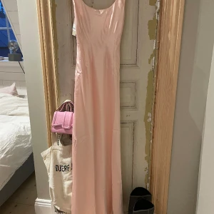 Balklänning från Meshki - Helt oanvänd balklänning från meshki, lappen kvar. säljer då den är för lång för mig. Fin passform men lite stor i storleken🩷nypris ca 1300kr