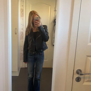 Skinnjacka  - En jätte fin skinnjacka från NoisyMay som är använd ett fåtal gånger! Säljs då den inte riktigt passar❤️ (Kolla gärna in resten av mina kläder🫶🏼)