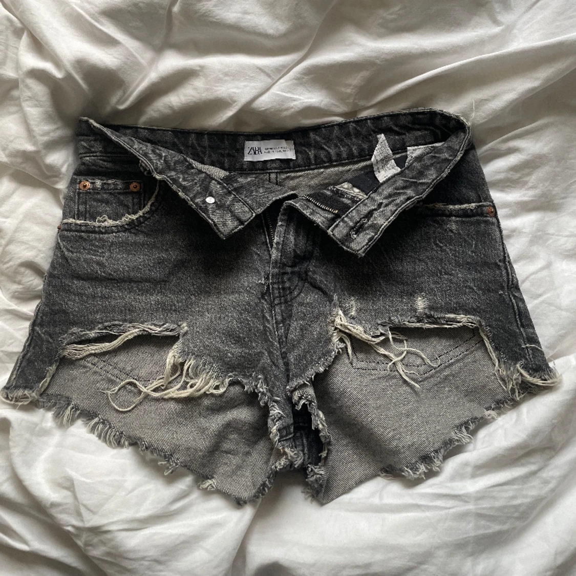 Mörkgrå/svarta jeansshorts, ZARA