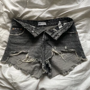 Mörkgrå/svarta jeansshorts, ZARA - Jag säljer nu mina mörkgrå/svarta jeansshorts från ZARA i storlek 34, då de inte längre kommer till användning!🩶🖤  Nypris 450kr💕💕