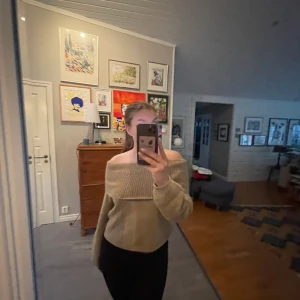 Stickad tröja från & other stories - Super fin tröja från & other stories i ull, som inte längre säljs, nypris är 990 kr☺️