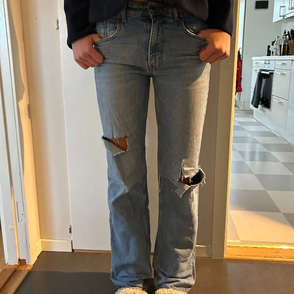 Snygga jeans från zara 💘. Jeans & Byxor.
