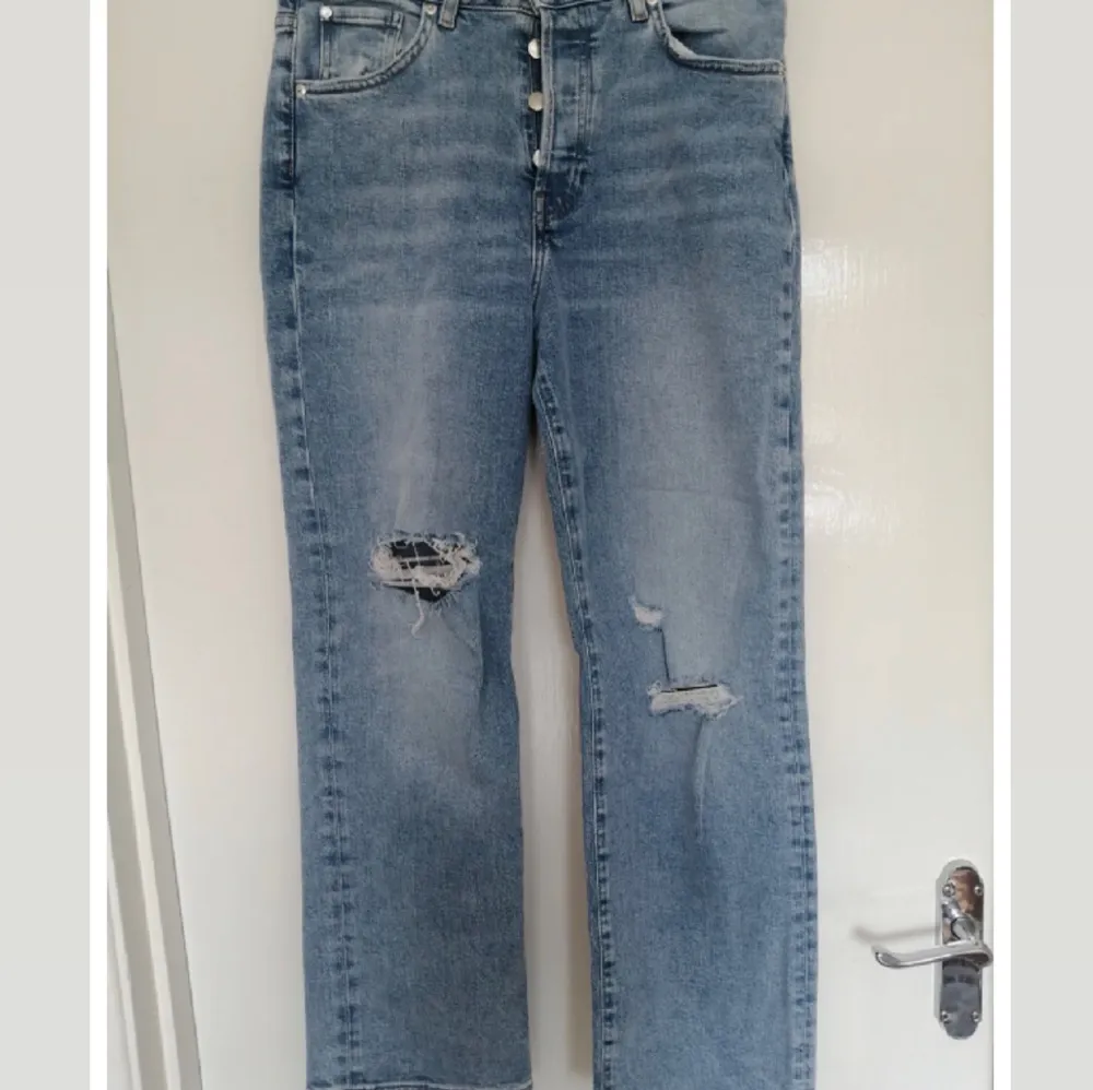 Jeans, färgen är lite ljusare i verkligheten. Passar bra i längden på mig som är ca 160cm. 🫶🏽180kr inkl frakt, alltså är frakten redan inkluderat i priset :). Jeans & Byxor.