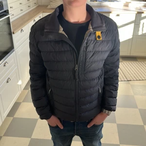 Parajumper superlight weight  - Hej säljer nu min oanvända pjs  Passar 160 170 typ Nypris:5299kr  