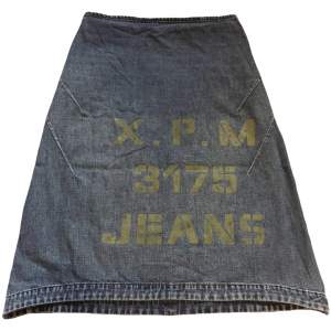 Cool jeanskjol med text på från ICHI! 100% bomull, Midjemått 70cm Längd (61cm i fram) (64cm på baksidan)