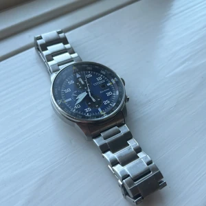Citizen klocka  - Säljer en fin klocka i ett väldigt bra skick. Allt funkar helt felfritt. Köpt ny pris för 2600 kr. Högkvalitativ 21 cm längd och 21 mm bredd silver rostfritt stålrem med en vikt över med tryckknappsklämma. Alla länkar sitter på så går att justera.👌
