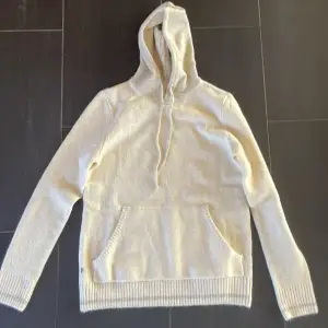 Säljer denna riktigt snygga Paultaylor hoodie som är helt oanvänd!  Kostar nytt 1400 Säljer för 1000 