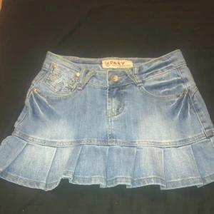 Mini volang jeans kjol - Mini volang jeans kjol aldrig använd köpte ganska nyss men gillar inte hur den sitter på mig