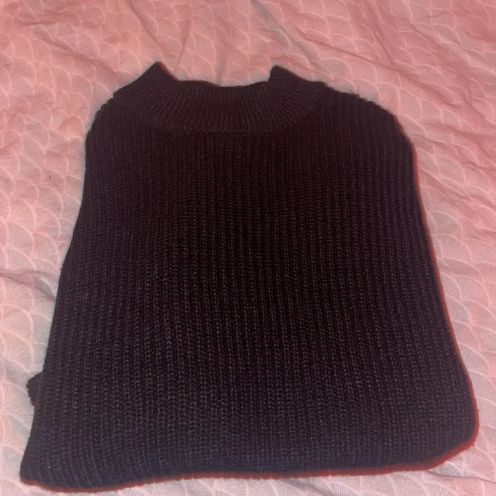 Helt oanvänd stickad svart tröja 💗(ganska liten i storlek) . Stickat.