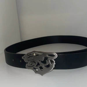 TIGER OF SWEDEN BÄLTE - Tiger of sweden bälte nästan perfekt skick rhinestonen i ögat är tilloch med kvar!! 85cm Nypris 1300kr!!