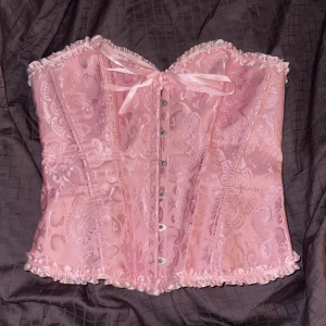 Korsett  - Säljer denna superfina korsett, då jag enkomt köpte den för halloween och har använts en gång. Den är bra skick, inte smutsig eller sönder på nått sätt. Den är i storlek M men man får ha ett överseende att den ska sitta tajt 