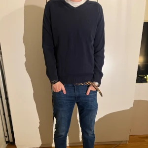 V-neck sweatshirt  - Riktigt fräsch v neckad sweatshirt, om ni har några funderingar är de bara att höra av er!