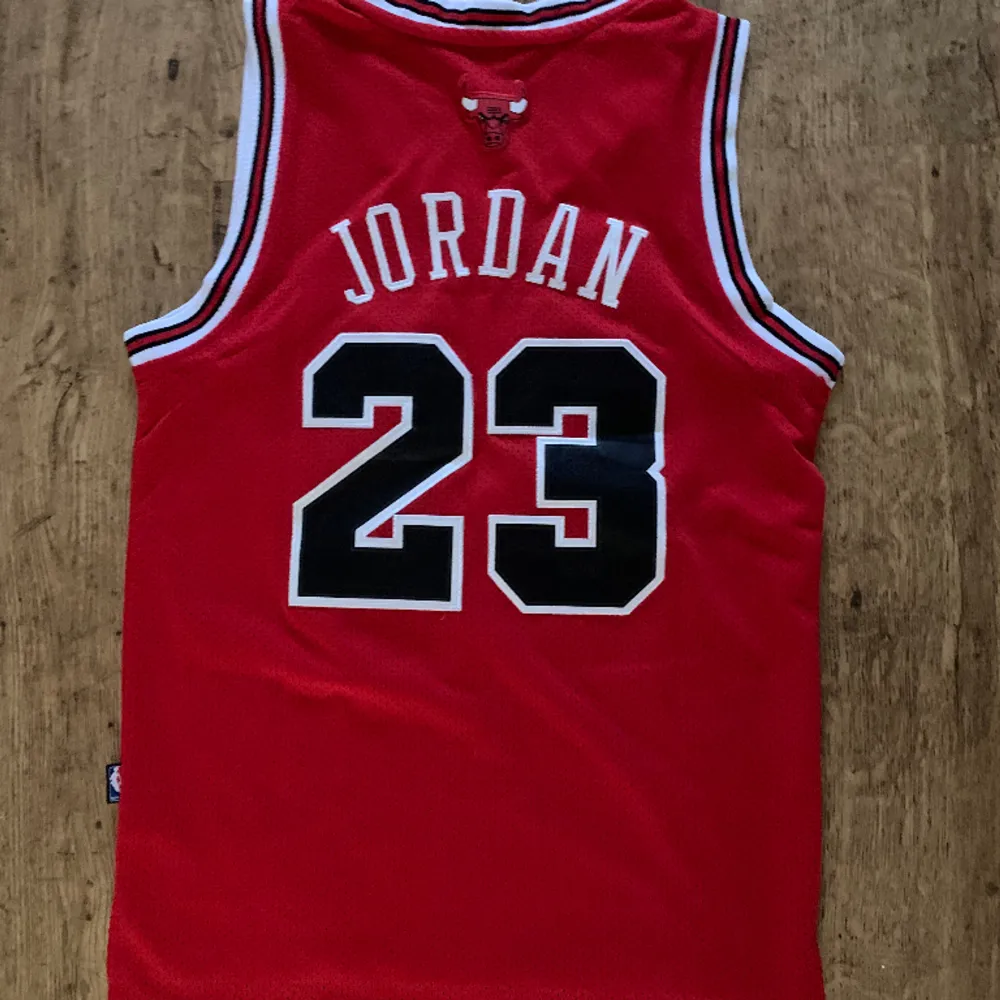Nba linne med Michael Jordan 23 Legendarisk. Storlek xs men passar medium också. Jag är 180cm lång och den sitter som en normal tshirt på mig. . T-shirts.