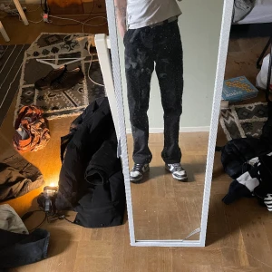 Sweet sktbs byxor - Byxor från sweet sktbs sköna och luftiga. Strl:30 Jag är 179 och dem är lite långa för mig så jag viker in dem. Passar dig mellan 179-184 skulle jag vilja säga.