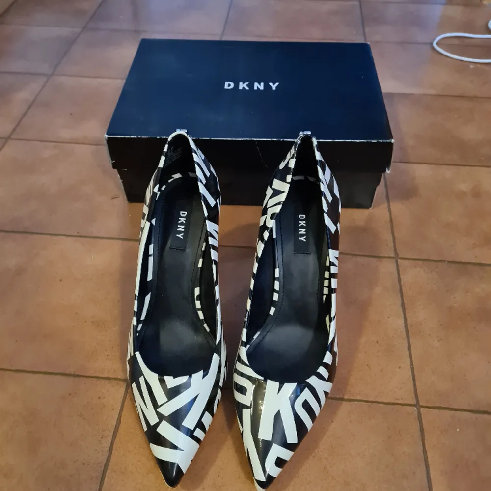 Hej  Säljer mina helt nya skor, svart vita, märke DKNY. De är unika och köpta i USA.. Skor.