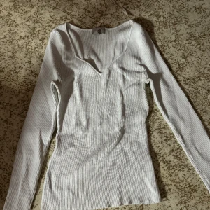 Vit tyg tröja - Säljer denna tröjan eftersom jag ej har någon användning av den. Den är jätte fin .