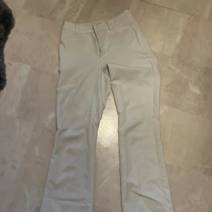  Kostymbyxor vita -  Säljer dessa vita kostymbyxor midwaist Som är i storleken 36 som inte kommer till användning längre ❤️