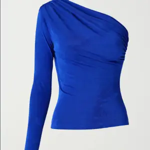 En fin one shoulder tröja från Gina tricot!💘 nypris:299kr säljs för 150kr