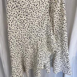 Lång kjol  - Långkjol från Gina tricot med knytning i midjan och volang längs kanten. Som ny då den inte är använd mycket! 