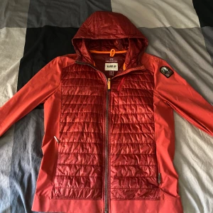Para Jumper - Det är en vinröd Para Jumper i väldigt bra skick. Det är en jacka för mid season weather. Ny pris är ca 3700kr  Vid frågor är det bara att skriva! Priset är ej hugget i sten.