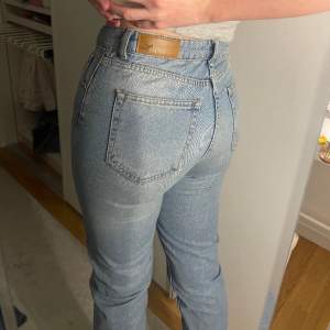 Jeans från Bikbok,  Storlek XS/34, jag är 163 Använd ett fåtal gånger🤍