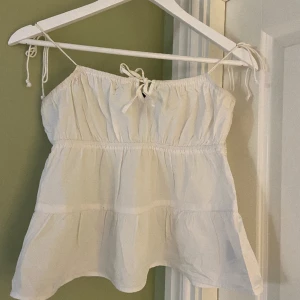 Vit sommartopp - Vit sommartopp med rosett