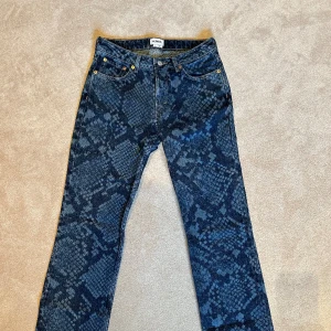 Mönstrade jeans - Från weekday 