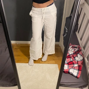  Linne byxor ! - Jättefina linnebyxor Low waist är dom oxå! Bra passform allmänt najs köpta från H&M utomlands och dom e köpta för 500kr Säljer för 350kr för mer info/ bilder skicka dm  Andvända 2 gånger i bra skick💕