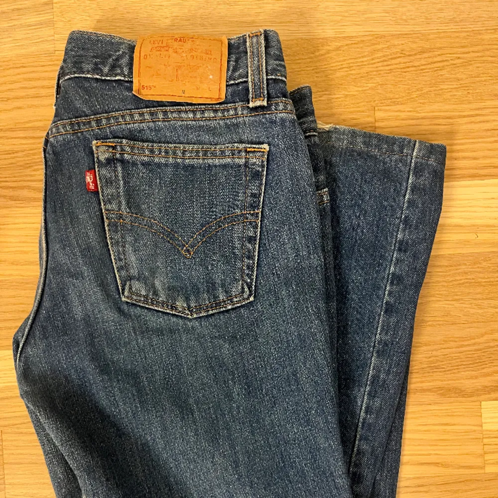 Lågmidjade bootcut jeans. Säljer då de är lite för stora, är osäker på storleken men gissar på ca 36. Jeans & Byxor.