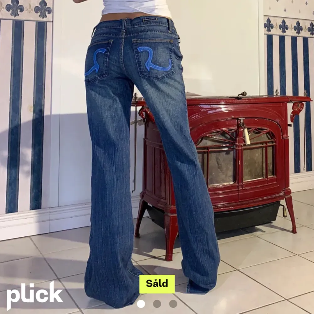 Snygga vintage jeans  De är bootcut och har snygga detaljer på fickorna  Midja 89cm,  innerben 90cm Köpta på Plick men bra skick utan defekter  Säljer då de är för stora Köpta för 700kr Köpare står för frakt. Jeans & Byxor.
