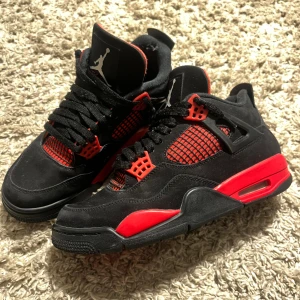 Jordan 4 red thunder - Air Jordan 4 red thunder som är äkta och i storlek 40,5 i fint skick 