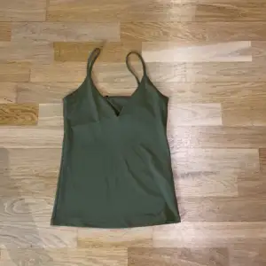 Mörkgrönt/olivgrönt linne från Zara som aldrig är använd, skriv privat för fler bilder 