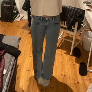 Lågmidjade jeans💙 - Lågmidjade blåa jeans, straight💙💙