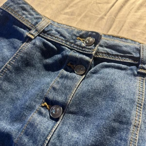 Jeanskjol 💅🏻 - Jeanskjol som jag inte använder längre. Den har inga deffekter. Lite liten storleken dock snarare som M.