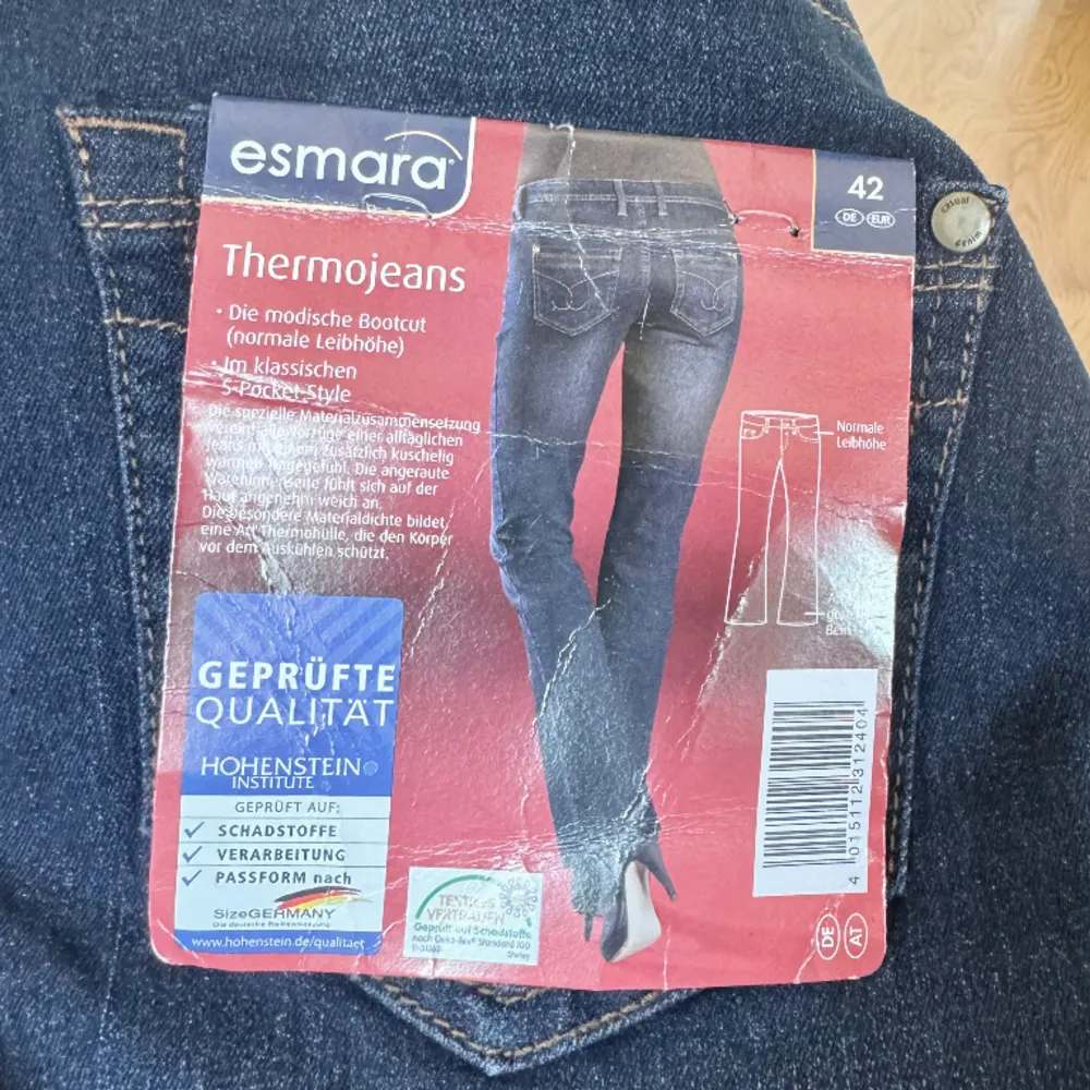 midja: 80 innerben: 75 🤍 low/midwaist bootcut jeans, vintage från Esmara, oanvända med lappar kvar 🤍 jag är 171cm & stl S/36/28 för referens 🤍 läs POLICY & FRAKT (i gillade inlägg) innan du skriver 🤍 använd gärna ”köp nu” 🤍 . Jeans & Byxor.