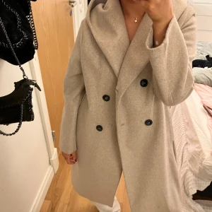 Beige kappa med luva - Super fin och mysig. Bra skick.