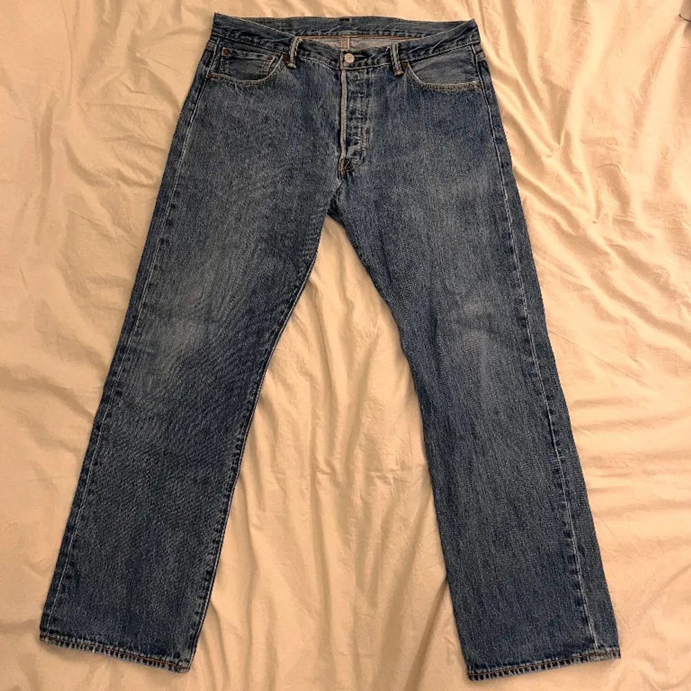 Snygga Levi’s jeans köpta second hand. Storlek W36 L30. Straight fit och i bra skick.. Jeans & Byxor.