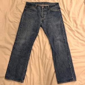 Snygga Levi’s jeans köpta second hand. Storlek W36 L30. Straight fit och i bra skick.