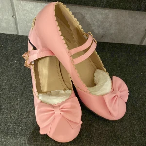 Oanvända retro stil skor str 38 - Innermått 24,9 cm, breda tår, reglerbara 2 spännen över vrist. Klackhöjd 4,8 cm. Bra klack både att gå och dansa i. 